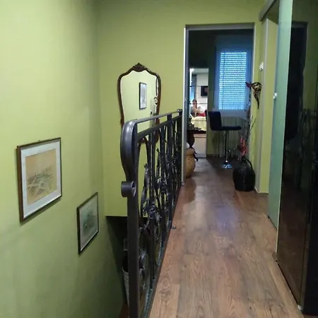 Luxury Sirena Centre Netflix Apartment Split