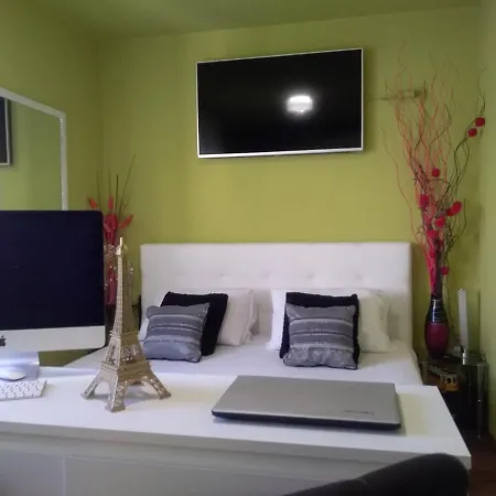 Luxury Sirena Centre Netflix شقة *